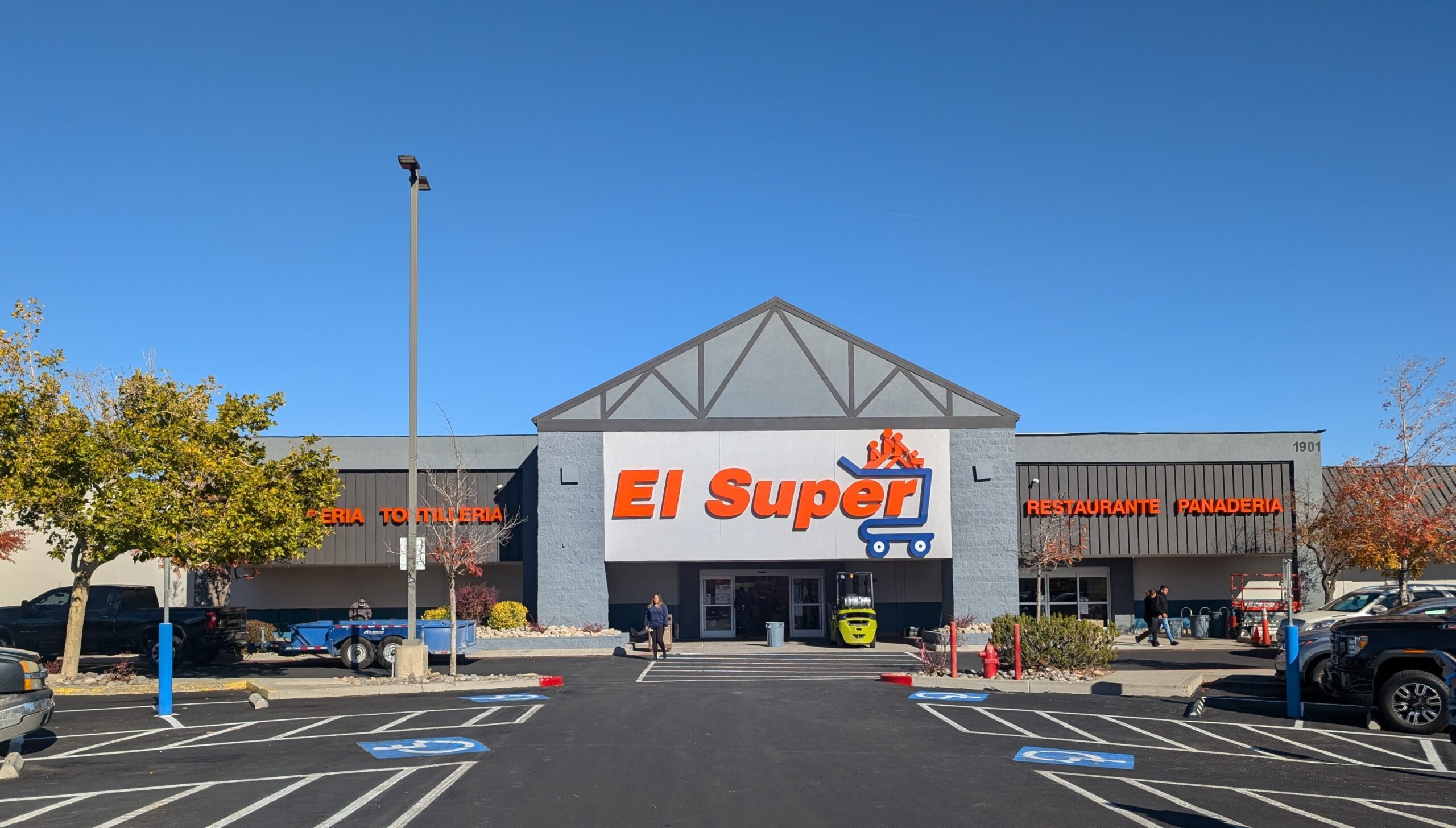 El Super Storefront 1